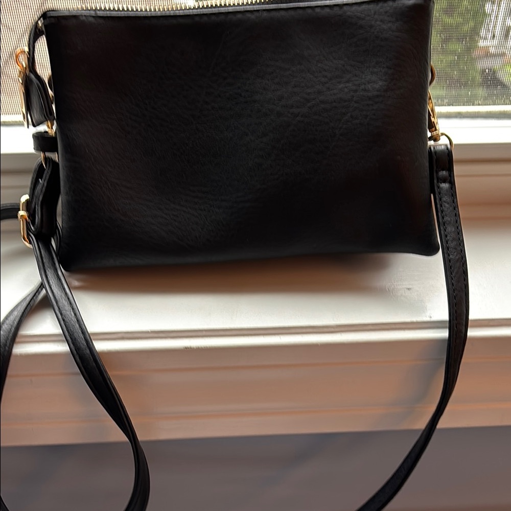 Black Purse with multiple pockets and detachable strap . EUC